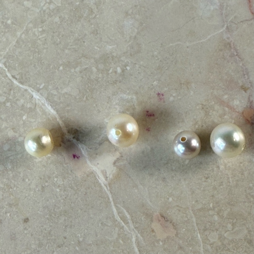Set Of 4 Real And Natural Pearls In Different Color Tones And Sizes